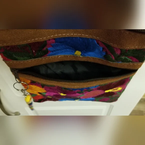 🍭Unbranded vintage two pocket embroidered small adjustable crossbody bag - Picture 9 of 11